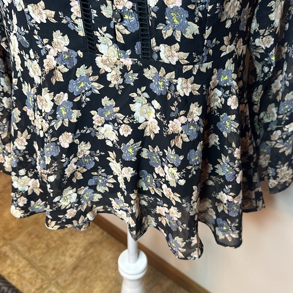 NWT beautiful flowing blouse - Picture 4 of 9